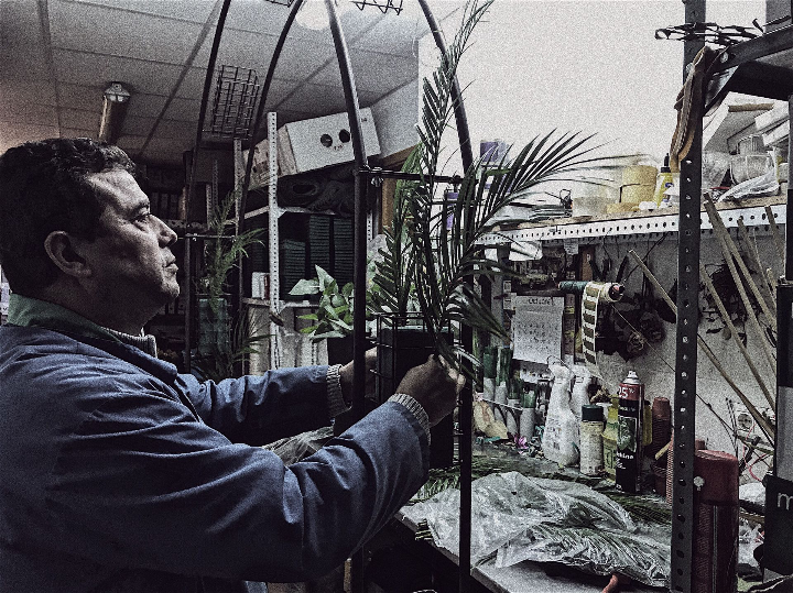 José María elaborando composiciones florales